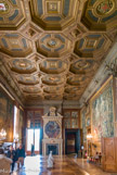 <center>Le château de Chantilly. </center> La Galerie des Cerfs. Aménagée à la fin du XIXe siècle, cette salle de style Renaissance, avec son plafond à caissons, faisait office de salle à manger de réception. C’est là que le duc d’Aumale accueillait toute l’élite artistique et intellectuelle de son temps. on nom est celui d'un ancien bâtiment de chasse détruit à la Révolution. Il a été construit entre 1875 et 1885 par l'architecte Honoré Daumet pour relier le vestibule d'Honneur au Grand Château où le duc d' Aumale désirait installer le Musée Condé.