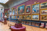 <center>Le château de Chantilly. </center> La Galerie de Peintures. C'est la plus grande salle du château. Dotée d'un éclairage zénithal, les murs sont couverts de tentures de couleur rouge pompéien. Les tableaux y sont accrochés côte à côte et les uns au-dessus des autres sans ordre apparent. Il s'agit pour la plupart de tableaux de grand format, exposés auparavant dans la salle du jeu de paume, avant la reconstruction du château. En haut, Philippe de Champaigne (1602-74) Le cardinal Richelieu assis dans un fauteuil. Les trois âges de l'Homme (1806), Baron François Gérard (1770-1837) : au centre, un enfant sur les genoux de la femme ; un vieillard à gauche ; à droite, beau jeune homme, vu de dos, assis. Philippe de Champaigne : Le cardinal Mazarin assis dans un fauteuil. Portrait de Mademoiselle de Clermont aux eaux minérales de Chantilly, Jean-Marc Nattier. En bas, le troisième à partir du fond, Les Deux Foscari par Eugène Del acroix. Enfants turcs auprès d'une fontaine (1846) par Alexandre-Gabriel Decamps. Bonaparte et les pestiférés de Jaffa (vers 1802, esquisse par Antoine-Jean Gros (1771-1835). Le parlementaire et le medjeles par H. Vernet. La  chasse  au  héron (Algérie 1865), par Eugène   Fromentin, . Enfants Turcs jouant avec une tortue (1836), Alexandre-Gabriel Decamps.