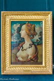 <center>Le château de Chantilly. </center> La Rotonde. Portrait de Simonetta Vespucci de Piero di Cosimo (vers 1480). Simonetta Vespucci était, dit-on, l’une des plus belles femmes de Florence au milieu du XVe siècle, elle a notamment servi de modèle à Botticelli. Si le portrait est une ode à la beauté, il est aussi un hommage posthume. Simonetta Vespucci décède en effet précocement à l’âge de vingt-trois ans, de la tuberculose. En souvenir de la jeune femme, Julien de Médicis, frère de Laurent le Magnifique, commande alors le tableau à Piero de Cosimo (1462- 1521). La symbolique, avec le serpent de l’éternel recommencement et les arbres morts d’un côté et vifs de l’autre, évoque la brève destinée du modèle et le cycle de la vie.