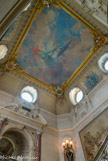 <center>Le château de Chantilly. </center> Le grand escalier d'honneur. Le plafond de cet escalier est décoré d'une peinture de Diogène Maillart, L'Espérance tenant le drapeau français, commandée à l'artiste en 1892, d'après une esquisse de Jules-Élie Delaunay