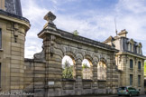 <center>Louveciennes</center> Le pavillon de réception, composé de deux pavillons d'entrée reliés, construit par Goury en 1897 et 1898.