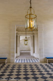 <center>Maisons Laffite.</center> Le vestibule. ll constitue l'entrée principale au centre du château. Il permettait l'accès aux appartements des maîtres de maison au rez de chaussée et à ceux destinés à accueillir le Roi et la Reine au 1er étage. Il est installé au centre par Mansart, et repousse l'escalier sur le côté.