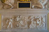 <center>Maisons Laffite.</center> Appartement de René de Longueil ou « appartement des Captifs ». La partie centrale, un bas-relief, représente le triomphe de Louis XIII sur un char suivi de captifs enchaînés.