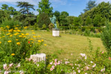 <center>Le château de Malmaison. </center> Statue d'Apollon dans le jardin du château de Malmaison.