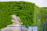 <center>Le château de Sceaux. </center> Groupe d'animaux par Coysevox, représentant les animaux-emblèmes de Colbert, le chien fidèle, la licorne.