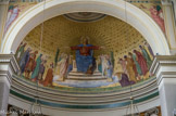 <center>Saint-Germain-en-Laye. </center> L'église Saint-Germain. L'abside, derrière l'autel, est ornée d'un Christ en majesté entouré d'anges accueillant les saints en procession, dont saint Germain et sainte Marie-Madeleine agenouillés.