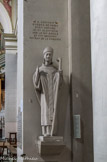 <center>Saint-Germain-en-Laye. </center> L'église Saint-Germain. De chaque côté du chœur, 2 statues modernes, œuvres de Jean-Paul Luthringer, représentent saint Germain et Notre-Dame de Lourdes.