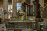 <center>Saint-Germain-en-Laye. </center> L'église Saint-Germain. L'autel, en marbre, date de 1900, les chandeliers de cuivre de 1850. L'orgue de chœur a été construit par Aristide Cavaillé-Coll en 1889.
