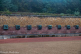 <center>Le Mont-Valérien. </center> Les hauts reliefs du Mémorial de la France combattante. 
Le long du mur, 16 sculptures différentes, équivalentes des métopes grecques, en bronze, symbolisent les différentes formes des combats pour la Libération.