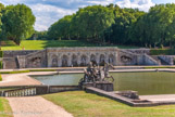 <center>Canal de la Poêle. </center> Une pente raide mène au bord du Canal de la Poêle qui coule 6,65 mètres plus bas que le Grand Miroir Carré et 18,45 mètres plus bas que le rez-de-chaussée du château.