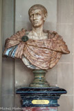 <center>Le salon en rotonde. </center> Les douze autres bustes romains sculptés à Florence au XVIIe siècle qui ornent la pièce proviennent de la collection du prince Napoléon. Dioclétien.