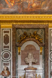 <center>Le salon de Diane. </center> Tout comme le salon de Vénus, le salon de Diane servait de vestibule au Grand Appartement et, au temps de Louis XIV, les soirs d’appartement, de chambre du billard. Buste de Louis XIV par le Bernin (1665) en marbre blanc,  le panneau du fond sur lequel se détache le buste est en brocatelle de Tortosa, le piédestal est en marbre sarrancolin ilhet.  Buste antique de femme Romaine.