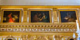 <center>La Chambre du Roi.</center> quatre tableaux représentant les évangélistes et Le denier de César, par Le Valentin : de gauche à droite,  Saint Matthieu, le tribut de César, Saint Luc. Le décor sculpté est de Degouillons