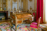 <center>Appartement intérieur du roi.</center> Le bureau à cylindre dit aussi secrétaire à cylindre de Louis XV, commencé par Jean-François Oeben et achevé par Riesener fut livré en 1769.