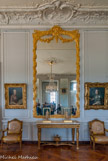 <center>Le Grand cabinet de Madame Victoire.</center>À l’origine, la pièce était le cabinet octogone de l’appartement des Bains de Louis XIV. Lambris et voussure de Ange-Jacques Gabriel et Jacques Verberckt.  A gauche : Sophie. A droite, Victoire.