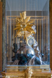 <center>Salle des Hoquetons.</center> La pendule de La Création du Monde. Ses mécanismes permettent de rendre compte, dans sa partie inférieure, du mouvement de la terre, de sa rotation en fonction des heures et du pivotement de son axe en fonction des saisons, des phases de la lune et des mouvements des planètes. Le cadran supérieur indique l’heure, le jour et le mois. Le globe terrestre est une véritable mappemonde gravée sur laiton argenté. Le rayon inférieur de la gloire qui ceint le cadran des heures indique l’endroit exact où à chaque moment le soleil se trouve à son zénith.