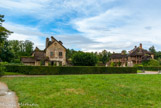 <center>Le hameau de la reine.</center> A gauche, l'arrière du Moulin.. A droite, la maison de la Reine et le billard. Le moulin est l'une des chaumières les plus pittoresques, avec un charme pictural qui rappelle le rôle du peintre Hubert Robert dans la création du hameau. Les quatre façades de l'édifice ont chacune un aspect et un décor différents bien qu'en harmonie.