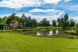 <center>Le hameau de la reine.</center> L’ensemble de ces petites maisons de style normand situées autour d’un étang est plutôt pittoresque. Il s’agit en fait d’un lieu de séjour de la reine où chaque pièce d’un château est ici abritée par une construction différente. Le Grand lac, creusé en 1785, forme, dans ses contours, de petites baies et des presqu'îles. Sa plus grande dimension ne dépasse pas cent trente mètres.