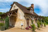 <center>Le hameau de la reine.</center> Le colombier. La maison du colombier accueille un pigeonnier, dans ses combles, et des poulaillers, sur l'arrière. À la demande de la Reine, et à l'inverse de Madame de Pompadour qui avait affectionné sa collection d'oiseaux rares, la volière est peuplée dès 1785 de coqs et poules de diverses espèces que l'on a fait venir de l'Ouest de la France et que l'on nourrit de graines d'orge et de vesce.