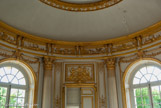 <center> Le Pavillon français.</center> La frise au-dessus de la corniche, peuplée de poules, coqs, dindes et autres volailles, évoque les hôtes de la ménagerie voisine ; les quatre dessus-de-porte sont des allégories des quatre éléments. L’ensemble étant peint au naturel et non doré comme aujourd’hui.