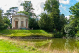 <center> Le Belvédère.</center> Il est dû à Richard Mique, les travaux s’achèvent en 1781. Le bâtiment est placé au sommet du tertre qui domine le petit lac. Il adopte un plan en octogone et est pourvu d’une coupole surbaissée en grande partie dissimulée par une balustrade. Les quatre fenêtres sont surmontées de bas-reliefs représentant les quatre saisons. Quatre portes fenêtres donnent accès à l’intérieur. Leurs frontons  sont ornés d’attributs de la chasse et du jardinage.