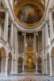<center>La chapelle. </center> Le pavement de marbre est entrepris en mars 1708 : trame orthonormée de bandes noires bordées de blanc, où prennent place des compartiments géométriques répartis symétriquement.