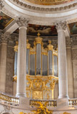<center>La chapelle. </center> Le buffet d’orgue occulte la fenêtre axiale. Conçu par Rudolph Garrels en 1710 et sculpté par Philippe Bertrand, s'orne d'un bas-relief représentant David jouant de la harpe.