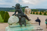<center>Les jardins de Versailles.</center> Le parterre du midi ou jardin des Fleurs. Une des statues de sphinges chevauchées par des Amours.