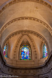 <center>L'église Notre-Dame.</center> En haut, le vitrail du Couronnement de la Vierge.