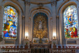 <center> La cathédrale Saint-Louis.</center> La chapelle de la Vierge. Statue de «la Vierge à l'Enfant», en marbre blanc, de Dominique Malknecht. Conçues sur des cartons d'Achille Devéria, les verrières furent livrées en 1847.