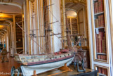 <center>La bibliothèque municipale de Versailles.</center> La maquette de bateau, « La Sirène », exposée dans la dernière salle.