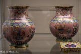 <center>Paire de vases forme hu, décor « à l’échantillon »</center>Chine.
Fin dynastie Qing (1644-1911)-début République (1912-1949), début XXe siècle. Alliage cuivreux, émaux cloisonnés polychromes.
Marseille, Château Borély - Musée des Arts décoratifs, de la Faïence et de la Mode.
Cette paire de vases imite les bronzes archaïques de forme hu, apparue sous la dynastie Shang et servant aux vases rituels contenant des boissons fermentées, peut- être même du vin, connu en Chine à partir du XIVe siècle av. J.-C. <br> 
Brûle-encens.
Chine, Guangdong, Guangzhou, Dynastie Qing (1644-1911), XIXe siècle. Alliage cuivreux, émaux peints de Canton, sur fond jaune.
Marseille, Musée Grobet-Labadié (don Marie Grobet, 1919