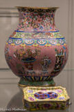 <center>Paire de vases forme hu, décor « à l’échantillon »</center>L’extrême variété des couleurs et le caractère naturaliste de la décoration indiquent une production tardive. La couleur rose apparaît sous le règne de l’empereur Yongzheng (r. 1722-1735). Produit d’un mélange de rouge et de blanc, appelé « rose Ming », cette formule est remplacée à la fin du règne de Kangxi (r. 1661-1722) par un pigment unique, homogène, à base de chlorure d’or, dit « pourpre de Cassius ». Ce pigment aurait été vraisemblablement importé par les jésuites. Toutefois l’hypothèse d’une invention autochtone est avancée. Cette nouvelle couleur reste pour autant peu appliquée dans les cloisonnés de cette époque.