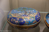 <center>Paire de boîtes rondes</center>Chine.
Dynastie Qing (1644-1911), XIXe siècle. Alliage cuivreux, émaux cloisonnés polychromes.
Marseille, Château Borély - Musée des Arts décoratifs, de la Faïence et de la Mode. Boite fermée.