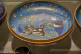 <center>Paire de boîtes rondes</center>Chine.
Dynastie Qing (1644-1911), XIXe siècle. Alliage cuivreux, émaux cloisonnés polychromes.
Marseille, Château Borély - Musée des Arts décoratifs, de la Faïence et de la Mode. Boite ouverte.