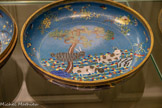 <center>Paire de boîtes rondes</center>Chine.
Dynastie Qing (1644-1911), XIXe siècle. Alliage cuivreux, émaux cloisonnés polychromes.
Marseille, Château Borély - Musée des Arts décoratifs, de la Faïence et de la Mode. Boite ouverte.