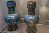 <center>Paire de vases, décor « à l’échantillon »</center>Chine.
Dynastie Qing (1644-1911), XIXe siècle. Alliage cuivreux, émaux cloisonnés polychromes.
Marseille, Château Borély - Musée des Arts décoratifs, de la Faïence et de la Mode