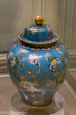 <center>Potiche couverte</center>Chine. Dynastie Qing (1644-1911), XIXe siècle. Alliage cuivreux, émaux cloisonnés polychromes.
Marseille, Château Borély - Musée des Arts décoratifs, de la Faïence et de la Mode.