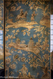 <center>Trois panneaux à décor de chinoiseries.</center>Seconde moitié du XVIIIe siècle Impression et huile sur toile.
Bourg-Saint-Andéol, Musée du Palais des Evêques. Anciennes collections de l'hôtel de Vinsobres.
Sur un fond bleu caractéristique des décors représentant des scènes asiatiques, des personnages chinois inspirés des figures de Jean-Baptiste Pillement s'épanouissent dans de grands ramages de fleurs exotiques. Ce type de parements, dont la mode fut parallèle à celle des toiles et des papiers- peints, connut un succès considérable en Provence notamment grâce à la manufacture de l’Arsenal de Marseille qui en diffusa de nombreux modèle.