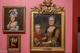 <center></center>Portrait de Marie Denise Borély, épouse de Louis Nicolas de Vento des Pennes, et son fils Jean Paul Louis.
D’après Claude Arnulphy (1697-1786). 1764. Huile sur toile.
Don Fonds de dotation du musée Borély, 2021. Marseille, Château Borély - musée des Arts décoratifs, de la Faïence et de la Mode. Marie Denise Borély, sœur du constructeur du château Borély, Louis Joseph Denis Borély (1731-1784) tient à la main le chapeau de son fils. Il s’agit d’un bonnet « à la hussarde » parfois dit « à la hongroise », caractéristique de l’attrait exercé chez les élites de la période par les couvre-chefs d’inspiration orientale.
Alors qu’elle est vêtue d’une robe à la française d’hiver à galon de fourrure, l’enfant est costumé en hussard de pied en cap avec un justaucorps à brandebourgs, illustrant le goût alors répandu pour les portraits déguisés.<br>
Petite fille à la coiffe turque
Attribué à l’atelier ou un proche de Nicolas Bernard Lépicié (1735-1784)
Fin XVIIIe siècle. Huile sur toile.
Château d’Ansouis (Vaucluse) <br>
Portrait de femme à la mode orientale.
Chartes Louis Bazin (1802-1859). XIXe siècle Huile sur toile
Don Marie Grobet, 1919
Marseille, Musée Grobet-Labadié.