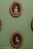 <center>Deux portraits d'une jeune femme</center>Chine, vers 1780 Peinture sous verre.
Don Théodore Zarifi (collection Nicolas Zarifi), 1943. Fonde Musée Cantini, Marseille, Château Borély - Musée des Arts décoratifs, de la Faïence et de la Mode, inv. C 2367 et C237S
Sur ces deux tableaux, le même visage (ou celui de jumelle ?) est peint en position inversée (en miroir). Les boucles d'oreilles et la coiffure sont identiques et permettent de dater les œuvres du XVIIIe siècle, avant 1780. Las costumes sont différents, mais toujours de la même époque : la forme du décolleté, les manches et le cordon noir noué autour du cou en témoignent. Nous sommes devant des « montages » réalisés en deux parties distinctes : la tête et le buste. La tête est réalisée d'après une miniature apportée à Canton par un Occidental. Ce dernier, en commandant le ou les portraits dans l’atelier chinois, s’était vu proposer par l’artiste chinois plusieurs modèles de bustes à la mode qu’il avait peints précédemment en vue de futures commandes.
Aucun document sur ou avec le tableau ne permet de dater l’œuvre avec précision ni de connaîtra l’identité du commanditaire ou celle de la ou des jeunes femmes.