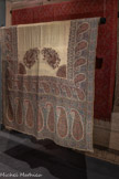 <center></center>Châle du Cachemire.
Vers 1825. Pashmina, soie.
Fonds Musée du Vieux-Marseille. Marseille, Musée d’Histoire, du Vieux-Marseille Usée d’Histoire.
Décor de la période sikh (empire sikh au Pendjab : 1799-1849) dans les écoinçons (angles du cadre) et la bordure. Large réserve blanche avec tugra (monogramme) du sultan. <br> Derrière, Châle indou
Second Empire (1852-1870) Cachemire, soie.
Fonds Musée du Vieux-Marseille Marseille, Musée d’Histoire