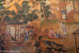 <center>Papier peint de la salle à manger de la bastide de la Mignarde à Aix-en-Provence</center>Chine.
Seconde moitié du XVIIIe siècle.
Le papier peint ici reproduit tapisse encore l’ancien salon chinois de la bastide de la Mignarde à Aix-en-Provence. Acquis par Joseph- Sauveur Mignard, ces lés de papier polychromes, importés de Chine et destinés à la clientèle européenne, ont été assemblés dans cette pièce avant la Révolution, sans doute vers 1780. Coûteux, ils étaient prisés par les élites et pouvaient être également déclinés sursoie peinte. Narratif, leur programme représente, par un pêle-mêle de scènes animées de personnages aux traits individualisés, trois secteurs d’excellence qui incarnent le dynamisme économique de l’empire de Chine : la culture du riz, le commerce de la soie et la fabrication de la porcelaine.