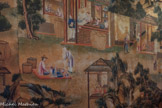 <center>Papier peint de la salle à manger de la bastide de la Mignarde à Aix-en-Provence</center>Chine.
Seconde moitié du XVIIIe siècle.
Le papier peint ici reproduit tapisse encore l’ancien salon chinois de la bastide de la Mignarde à Aix-en-Provence. Acquis par Joseph- Sauveur Mignard, ces lés de papier polychromes, importés de Chine et destinés à la clientèle européenne, ont été assemblés dans cette pièce avant la Révolution, sans doute vers 1780. Coûteux, ils étaient prisés par les élites et pouvaient être également déclinés sursoie peinte. Narratif, leur programme représente, par un pêle-mêle de scènes animées de personnages aux traits individualisés, trois secteurs d’excellence qui incarnent le dynamisme économique de l’empire de Chine : la culture du riz, le commerce de la soie et la fabrication de la porcelaine.