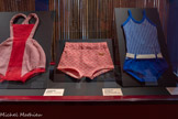 <center></center>Anonyme
Barboteuse
Années 30-40 • Jersey de coton <br> Anonyme
Short de bain
Années 70 (1972 ?- Jeux
Olympiques de Munich) • Nylon <br> 
Anonyme
Maillot de bain une-pièce Vers 1965 • Nylon, élasthanne, polyami