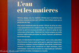 <center></center>Mérinos, alpaga, soie, les matières utilisées pour la confection des premiers costumes de bain sont raffinées mais limitent assez peu la pénétration de l'eau.
Elles seront remplacées dans les années 1920 par du jersey de coton, et plus généralement de la maille de laine. Des marques spécialisées mettent au point de nouveaux procédés pour réduire le poids de l'eau contenu dans la fibre textile : l'Américain Cari Jantzen propose une maille élastique indéformable permettant au maillot d’épouser parfaitement (es formes du corps.
Depuis, les laboratoires n’ont cessé d'innover : Lycra, Lurex, Latex, fibres révolutionnaires mises au point après guerre, apportent toujours plus de résistance, souplesse, maintien et légèreté. Hydro-phobe, transbronzant, connecté, le maillot s’est transformé en objet technique, voire technologique. Il peut aussi se montrer éco-responsable par l’utilisation de matériaux durables, écologiques ou recyclés.