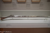 <center>Fusil de l'émir Abd el-Kader donné à la France par ses descendants. </center>Lazari Cominaz (fabricant).
19e siècle.
Bois, métal, pierreries.