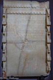 <center>Dossier de trône portant une dédicace au dieu Almaqah.</center>Marib (?)
7e s. av. n. è.
Albâtre.
Marseille, musée d'archéologie méditerranéenne, 5536, en dépôt à Paris, musée du Louvre, Département des Antiquités orientales, DAO 18 Paul Ries, 1925. <br>
Inscription :
‘Amm’amar, fils de Ma'dikarib, dédie
à Almaqah Ra’shumu. Par Ath-
tar, avec Almaqah, avec Dhat
Himyam, avec dhàt Ba'dân et
Waddum, avec Karib’il et Sum-
hu'alï et par ‘Ammïrayam et
Yadhrahmâlik.