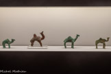 <center>Figurines de dromadaires.</center>Yémen.
2e s. av. n. è.-2e s. n. è.
Bronze.
Munich, Museum Fünf continente (MFK),
93-317 306, 93-316 972, 93-316 979,93-317 304, 93-317 307,93-317 333. Ancienne collection Werner Daum, acquisition 1993. <br>
La domestication du dromadaire a transformé l'économie sudarabique, facilitant le transport de l'encens et d'autres produits exportables vers la Méditerranée et le Proche-Orient. Parfaitement adapté au climat aride, il parcourait de longues distances, d'oasis en oasis. Malgré son rôle central dans la société, il n'était associé à aucune divinité spécifique du panthéon sudarabique. En revanche, des statuettes étaient offertes aux dieux pour assurer la prospérité du troupeau et celle de son propriétaire.