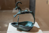 <center>Lampe au bouquetin bondissant</center>Shabwa (?) 
Bronze 
1er-3es.n.è
Paris, musée du Louvre, Département des Antiquité» orientales AO 4692 Pierre Bardey, 1910. <br>
Lampe en alliage cuivreux, fondue à la cire perdue, ornée d’un bouquetin bondissant au-dessus d’un arceau vertical. L’animal, richement détaillé -yeux en grain de café, longues cornes annelées, oreilles, barbiche et queue - repose sur une section plate reliée au corps de la lampe. Cette dernière est piriforme à bec pincé et monté sur une base haute en forme de feuille lancéolée.